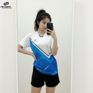 Áo thể thao trắng xanh dương họa tiết hình học